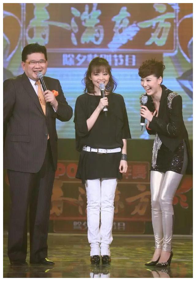 王冠|“美女主持”王冠：和曹可凡传绯闻，被母亲催婚，39岁仍单身