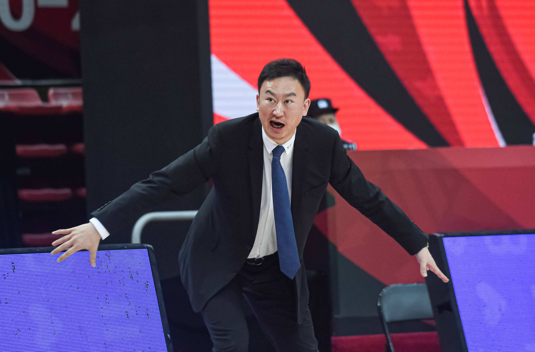 浙江男篮|浙江名将重伤报销，刘维伟冲冠无望，辽宁签第三外援再度玩火