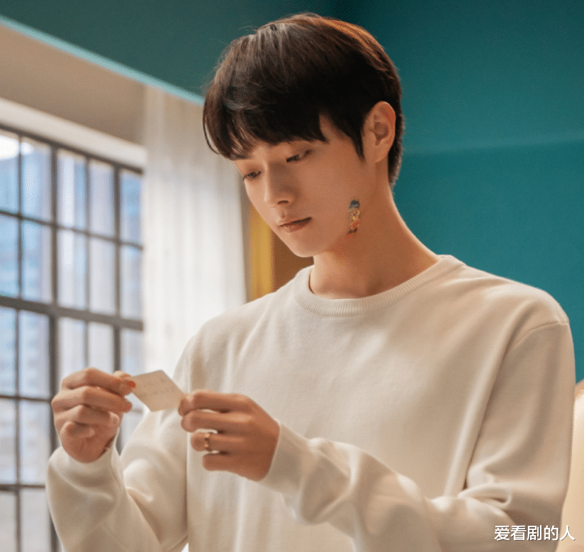 阳华|《爱的二八定律》：秦施红裙甜美又性感，阳华慌神献出了膝盖！