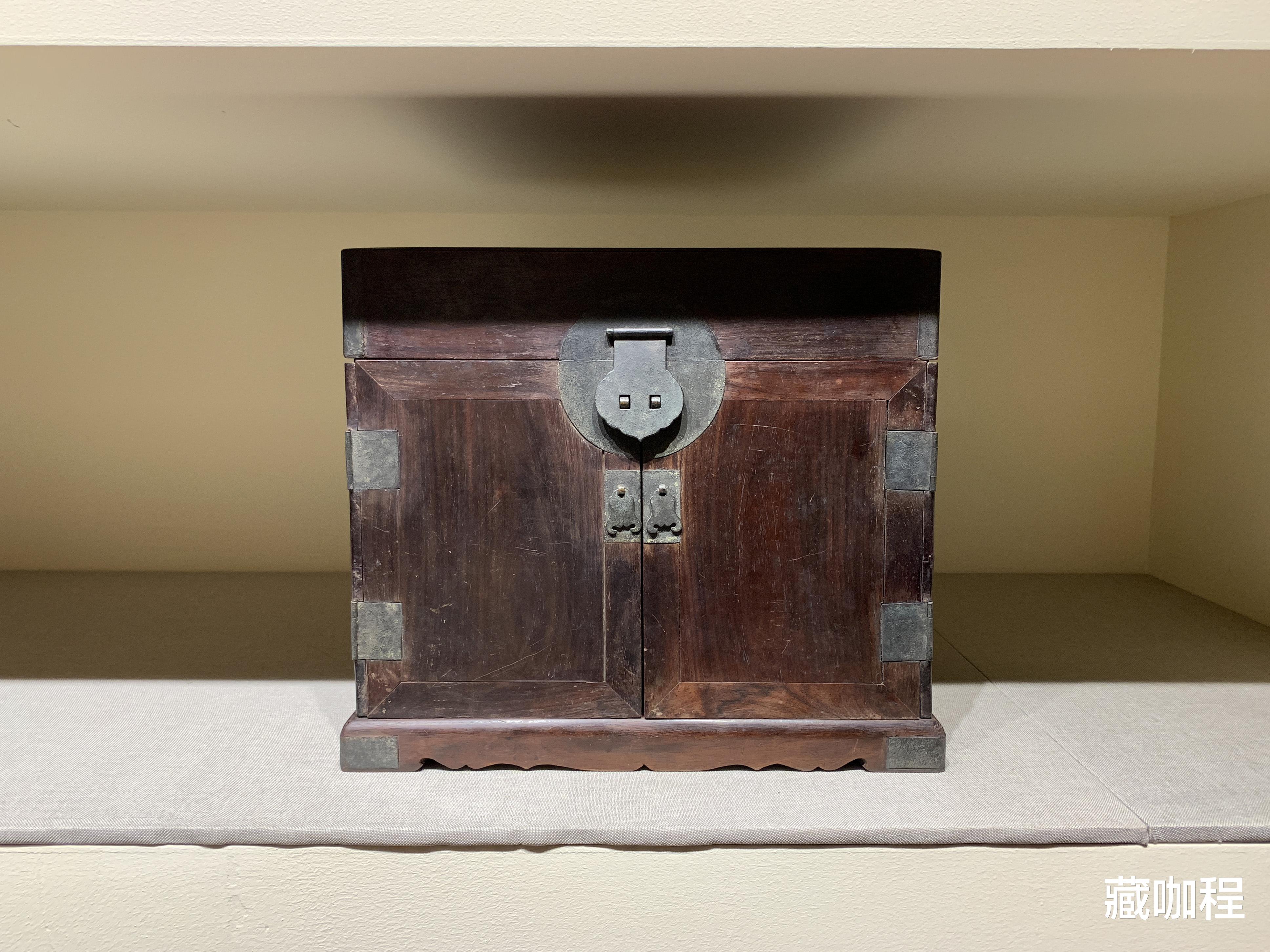 老底保存较好,黄花梨拐子纹炕桌43.7万成交