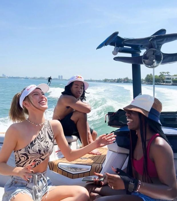 芒果台|谷爱凌T台首秀，服装造型被嘲老土，身材被拍成五五分