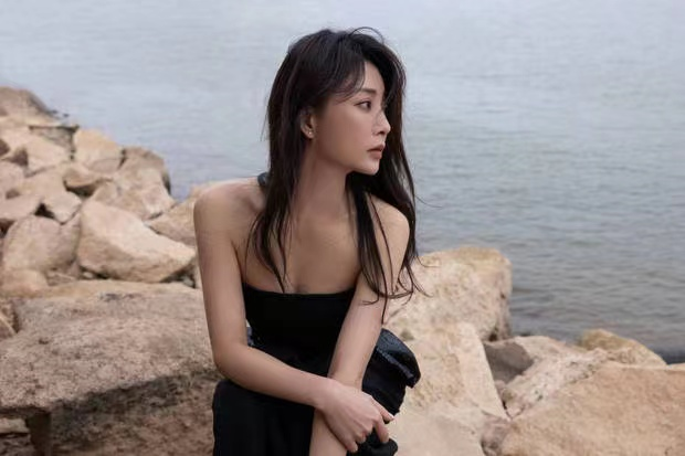 金鹰|众星金鹰晚会造型：殷桃露背长裙，热依扎披毛毯，马丽气场全开