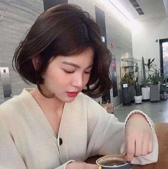 大蒜 《男朋友》首播带火失婚妇女乔妹俏丽耳下齐短发,这些脸型要小心