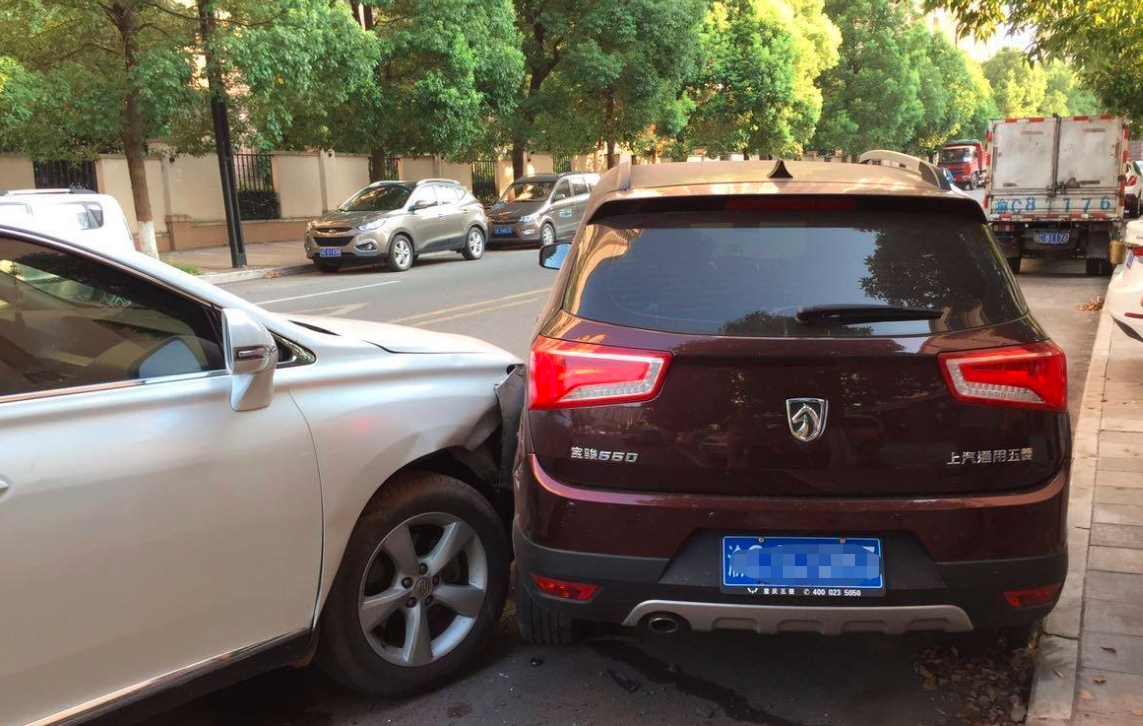 汽车停路边被撞,先报警还是打保险电话?顺序错了可能会吃亏