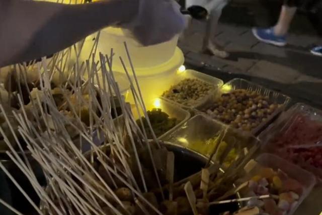 男子夜跑遇美食诱惑，送“减肥刺客”锦旗，看到摊主长相网友顿悟
