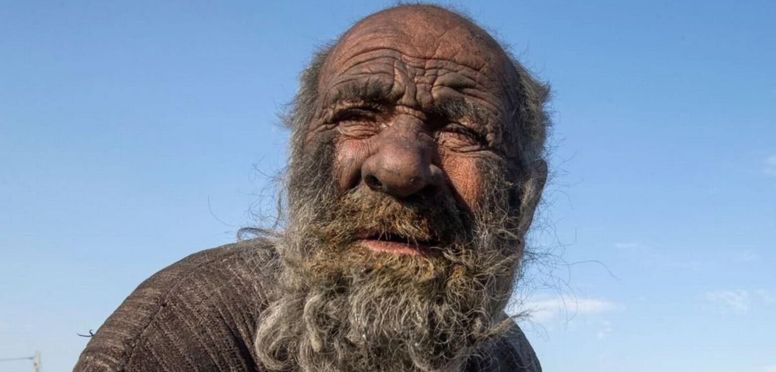 坚持60多年不洗澡,全世界最脏的老人,不料被人相劝洗澡后去世了