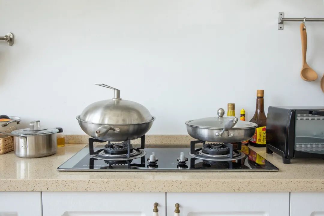 燃气灶的左边不能炒菜?我也是今天才知道,多亏燃气师傅的提醒