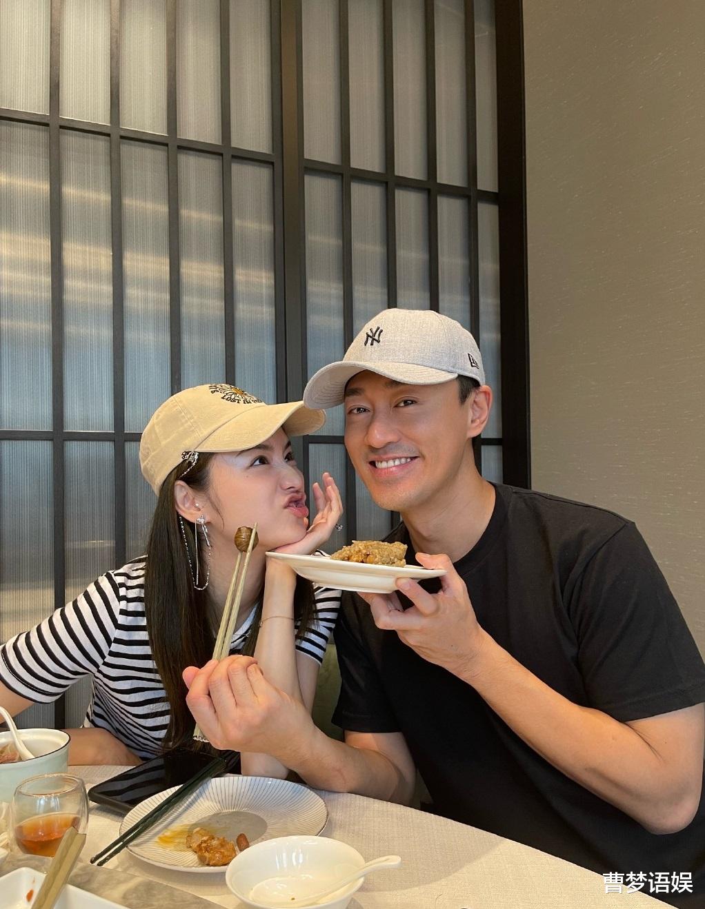 林峰|张馨月陪女儿海边玩沙,林峯未出镜疑担当摄影,网友评论太真实