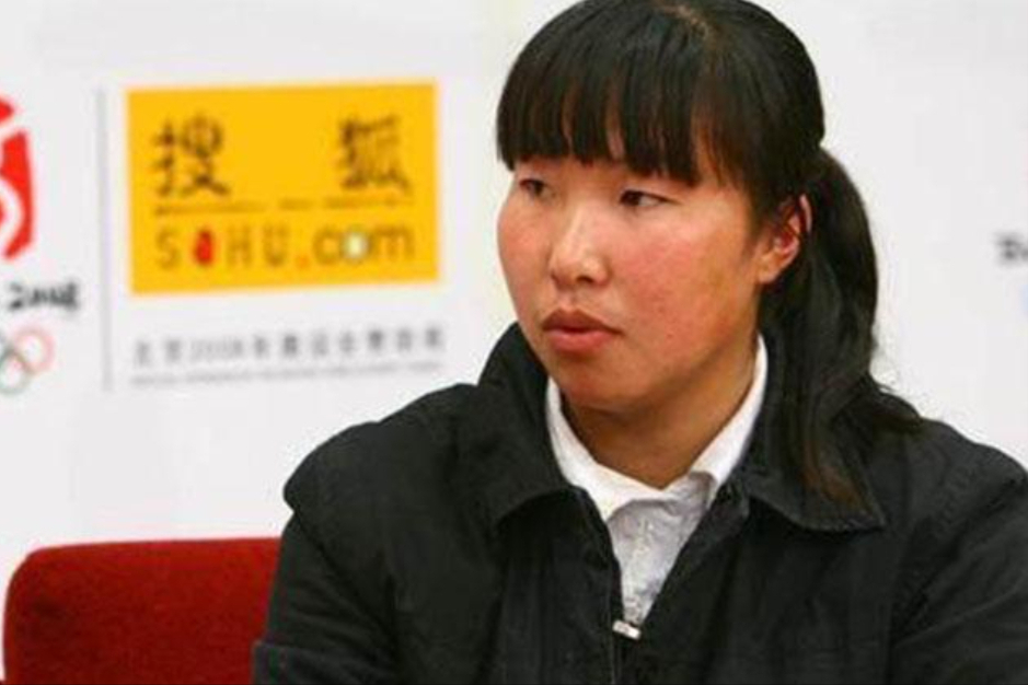 广州城|退役冠军艾冬梅：双脚畸形，街头抱娃卖菜，低价出售19枚奖牌