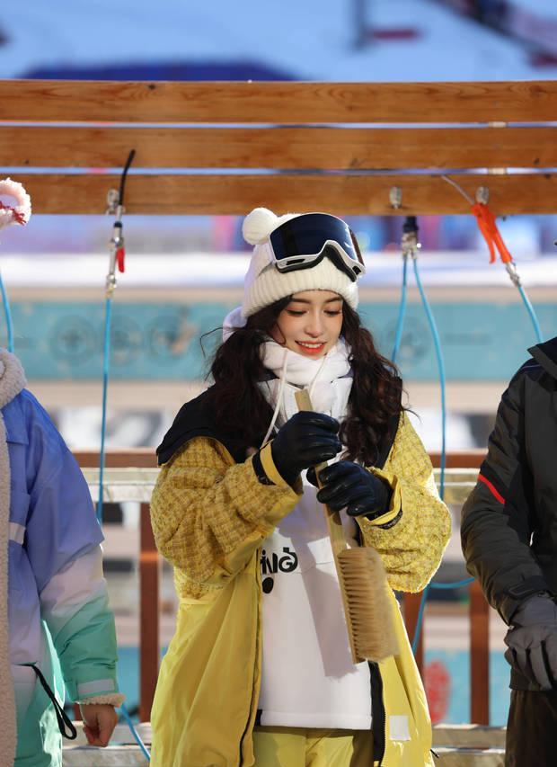 徐子珊|杨颖滑雪造型曝光清新十足，戴粉色头盔可爱软萌