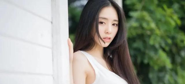 小区内,一女子穿着清凉和男友约会,网友赞:身材真好