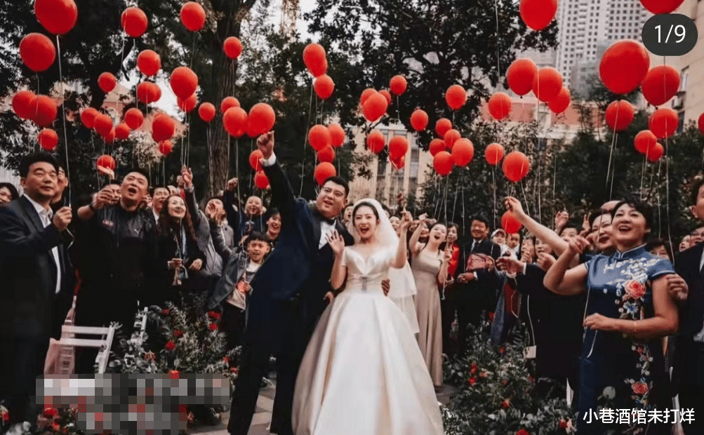 江苏卫视|江苏卫视花旦被曝结婚!手戴超大钻戒与新郎拥吻,男方颜值引热议