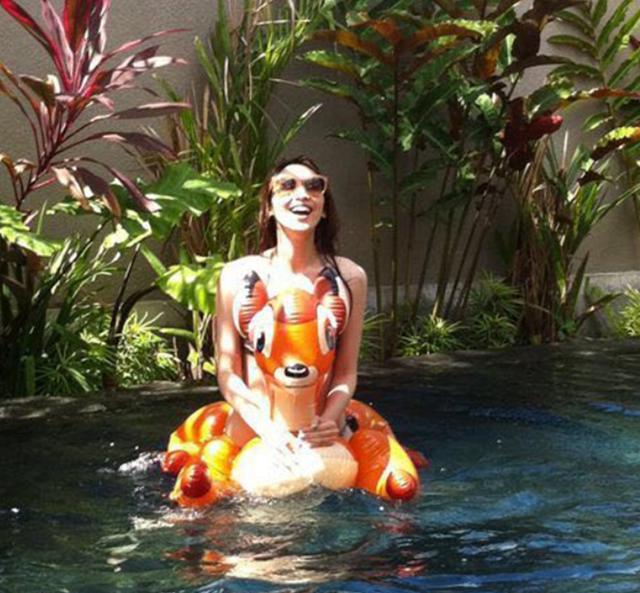 参观吴佩慈住的豪宅,客厅沙发都带雕花的,生活过得像贵妃