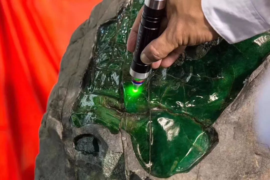 翡翠|翡翠界最牛原石，1吨重的玻璃种帝王绿估价5亿，难得一见！
