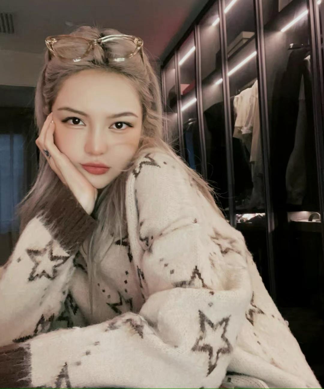 周扬青|恋情实锤?周扬青段星星公园约会画面曝光,二人河边拥吻好甜