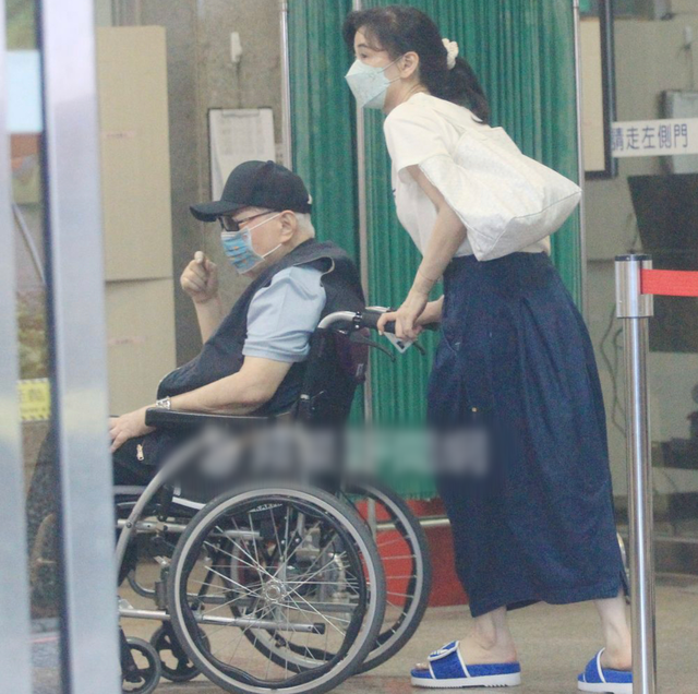 李靓蕾|84岁富豪坐轮椅紧急就医，王力宏57岁前岳母贴心陪伴，曾多次牵手