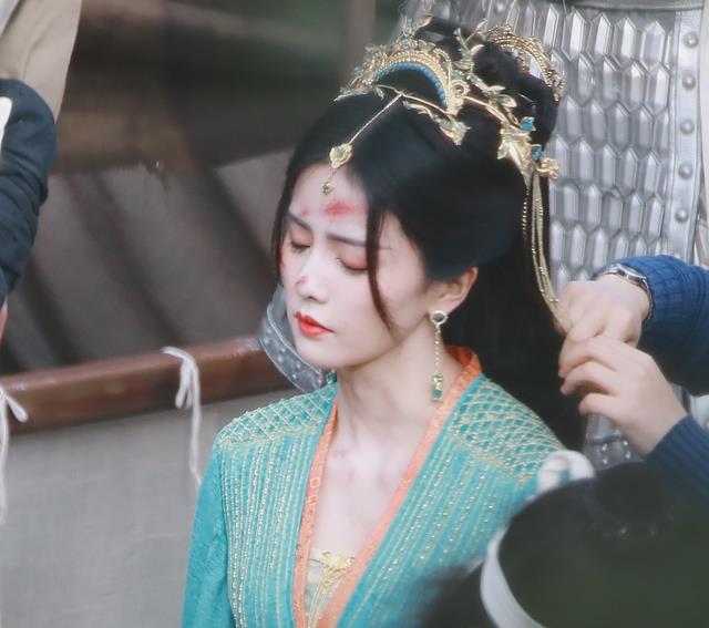 白梦妍|《长月烬明》服化道好高级，白鹿受伤妆路透，“战损美人”好绝