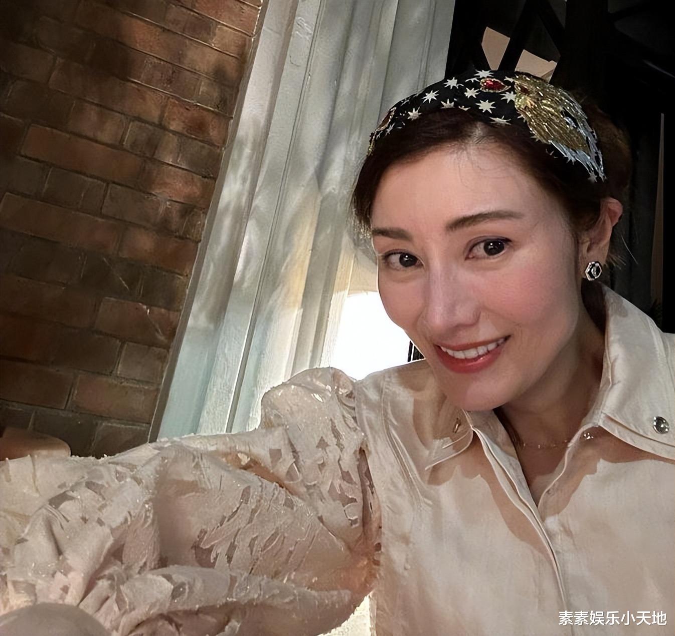 李嘉欣|李嘉欣国外品尝美食，刀叉齐用满脸笑容，许晋亨视角很优雅