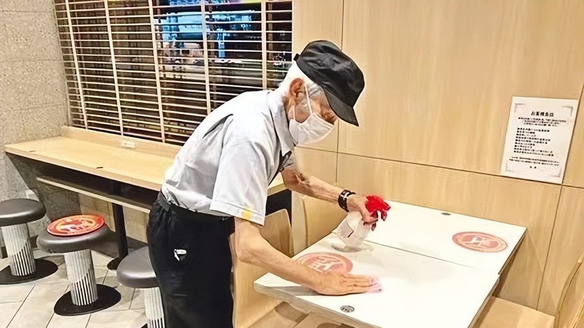 老龄化|老龄化社会什么样？58岁清华毕业找不到工作，60岁老人猝死岗位