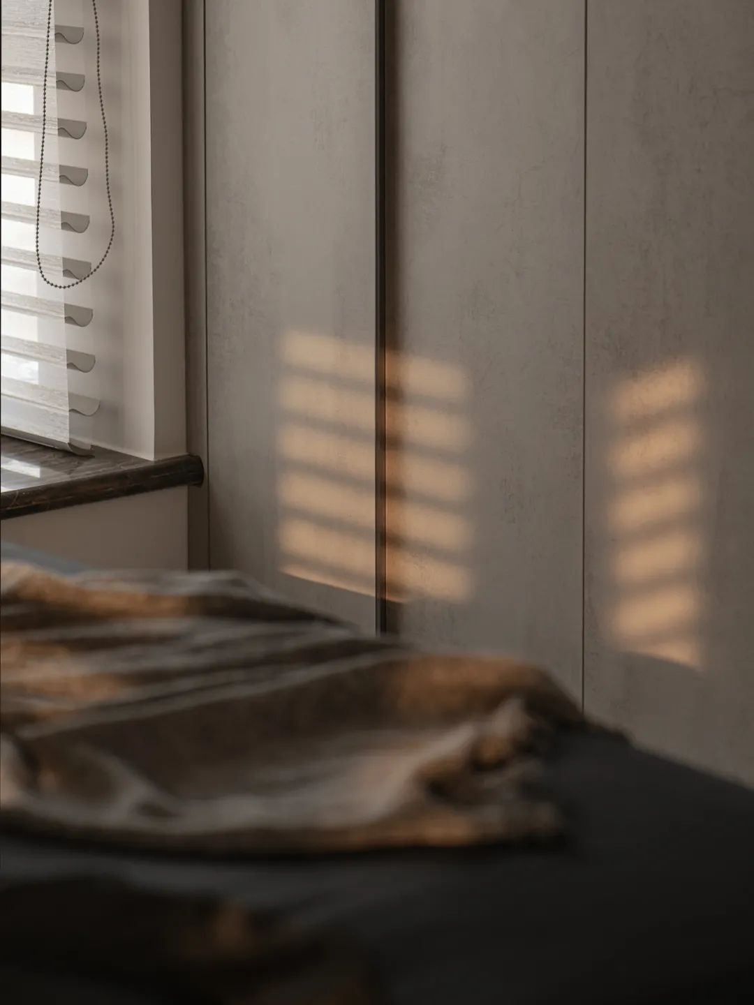 120㎡旧房改造，灵动克莱因蓝+艺术品、潮玩，打造出专属二人艺术精神之居