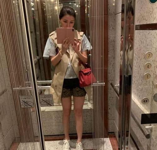 李嘉欣|52岁李嘉欣罕晒怼脸照！皮肤白皙细腻少女感爆棚，穿衬衫显阔太范