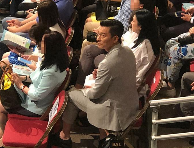 刘德华|刘德华朱丽倩恩爱合体，穿情侣装观看10岁女儿演出，口碑爆赞