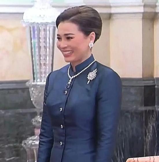 泰国二公主佩戴黄金王冠,不给同场的苏提达面子,王后微笑旁观
