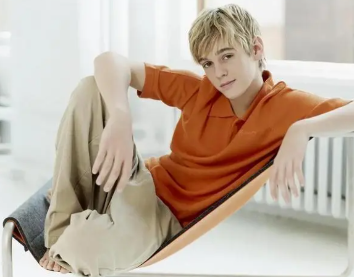 |34岁知名男歌手家中溺亡！早年曾红极一时，2岁出道7岁就已成名