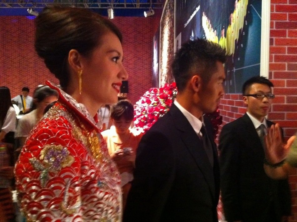 林丹|林丹化身新好男人，给女富豪妻子打工，谢杏芳开的工资却很低