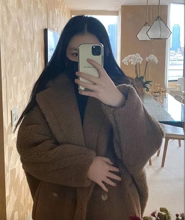 哈文|哈文晒出女儿健身照,20岁法图麦身材火辣,与妈妈相依为命定居国外