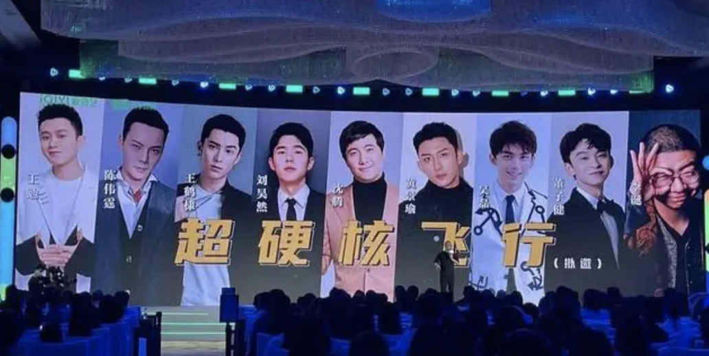 鹿晗|陈赫三人组录《五哈》被偶遇,鹿晗手拿糖葫芦,邓超穿扮接地气