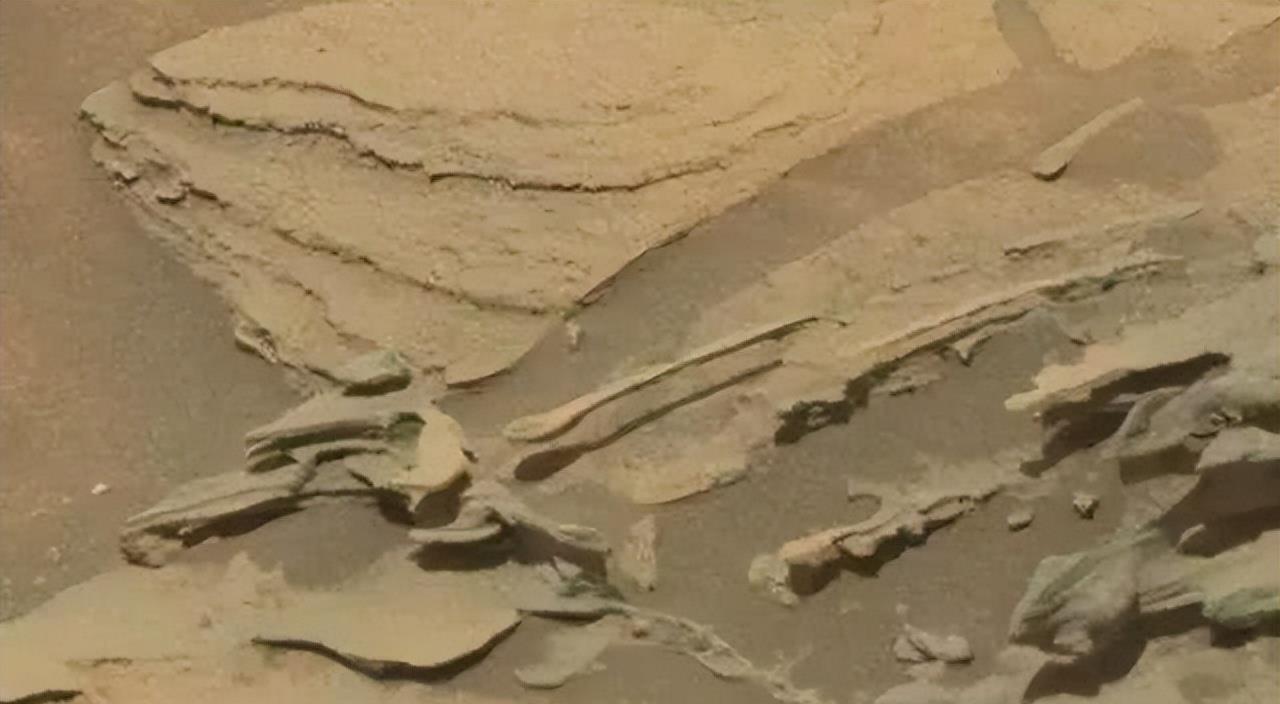 火星上发现亮闪闪的人造物体,夹在两块岩石之间,究竟是什么?