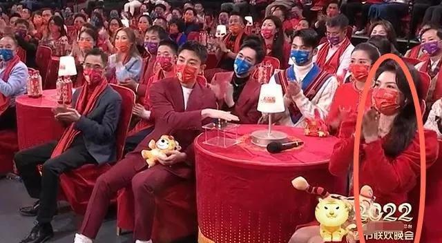 奇葩说|春晚明星搞笑瞬间：陈宝国隔口罩抠鼻子，张韶涵李荣浩大眼瞪小眼