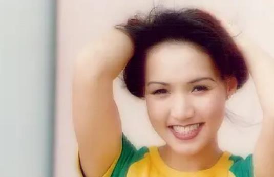 黎瑞恩|从当红歌姬到“豪门怨妇”,黎瑞恩用了12年,如今她过得怎样?