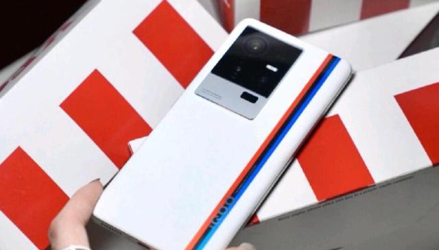 iqoo11|iQOO11首发上手体验:堆料十足的国产满级选手,直面手机新标杆