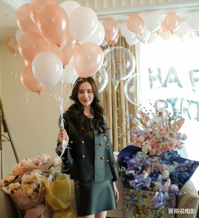 刘诗诗|刘诗诗独自庆生，黑色装扮气场十足，手上细节透露婚姻状况