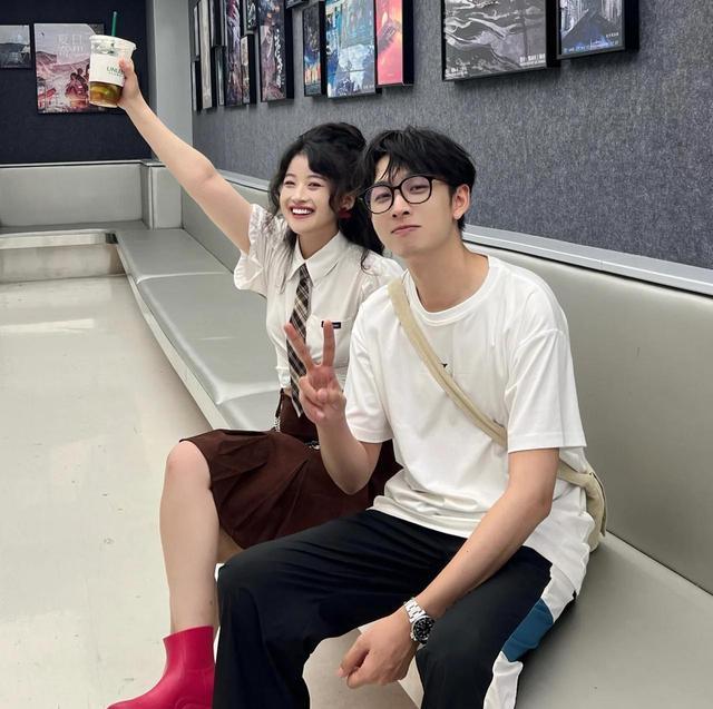 沈梦辰|沈梦辰和女网红合影差距明显，脐钉很有个性，齐思钧他拍角度很帅