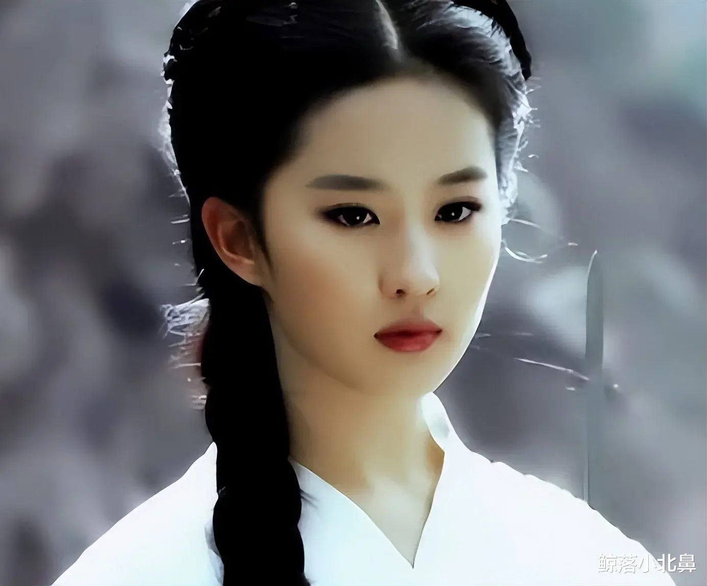 娱乐圈|娱乐圈公认的花瓶,靠颜值闯出一片天地