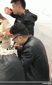 面粉|为什么脱下的袜子里面为什么总有面粉