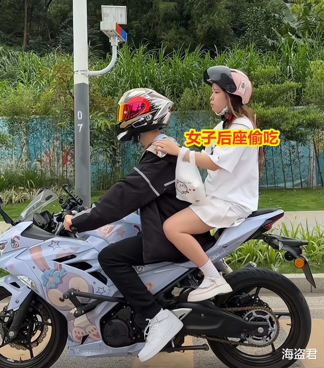 女子后座偷吃,咬一口奶油“滋”男友脖子上,他嫌弃地擦回她腿上