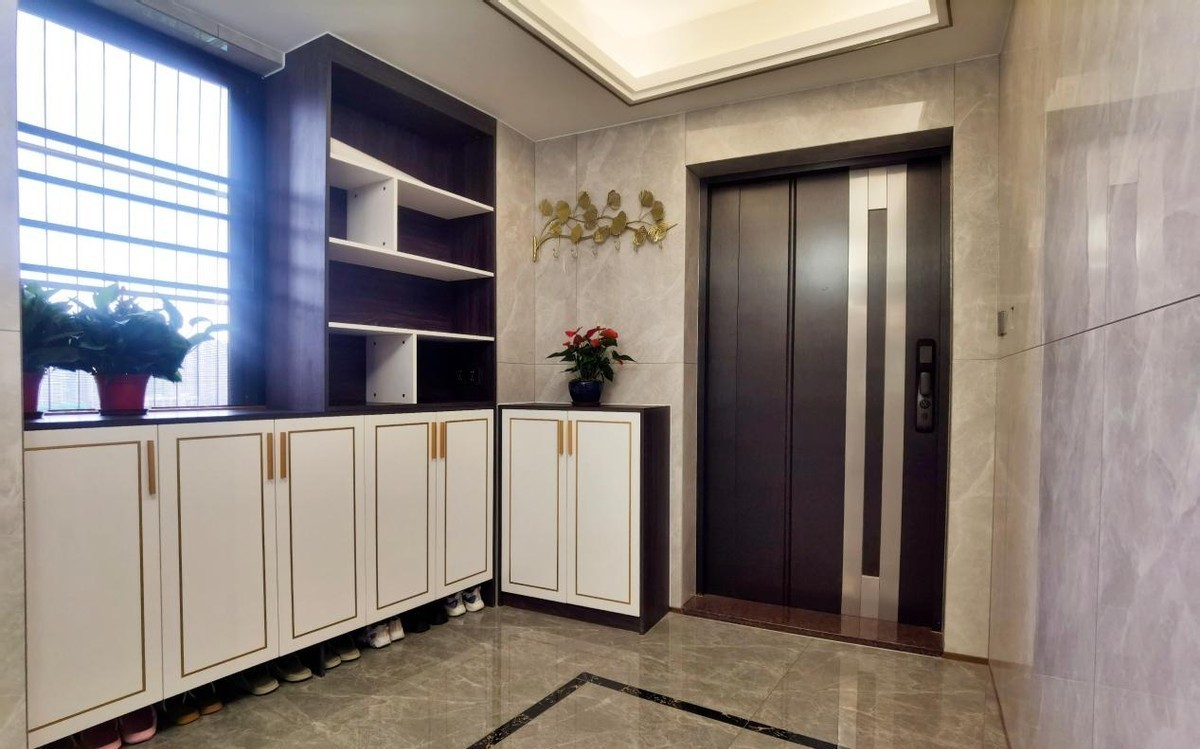 邻居家的现代轻奢风真的很酷,主调灰色用橘色点缀,很特别和精致