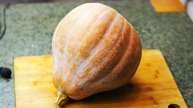 才发现,南瓜原来要这样挑,菜摊大姐偷偷告诉我,看完赚大了