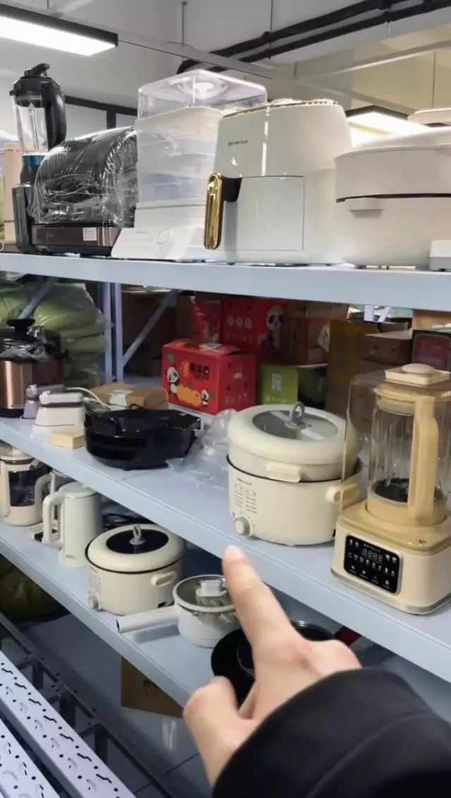 |辛吉飞到直播基地解密网红带货的电器：电子破烂，别纠结功率了