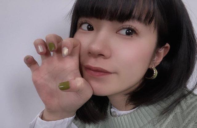 蚊子 妹子收集吸过自己血的蚊子，把血抽干做成“蚊子美甲”这画风？