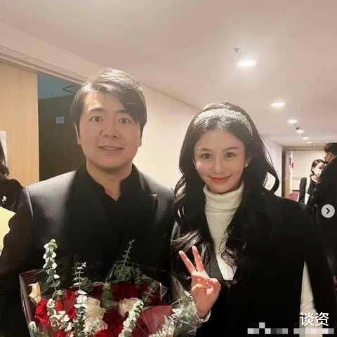 郎朗|郎朗一家三口亮相红毯，吉娜与婆婆亲昵搂抱，腰身仿佛只有婆婆巴掌大