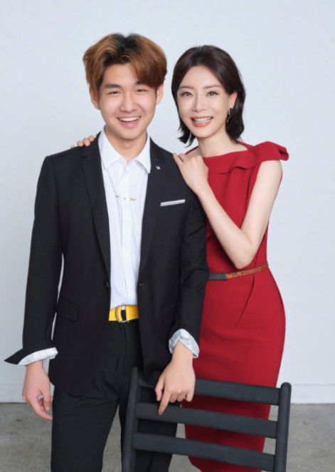 西装 陈数儿子终于长开了，穿西装制服配韩式发型，帅度一点不输韩国欧巴