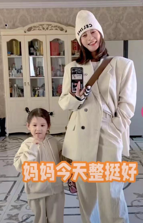 唐菀|曹云金前妻唐菀带娃出游！穿超短裤炫白嫩细腿，女儿肉嘟嘟好可爱