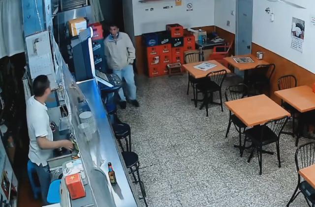 男子爬到餐厅内的后屋,被老板娘监控发现,老板:是怎么进来的