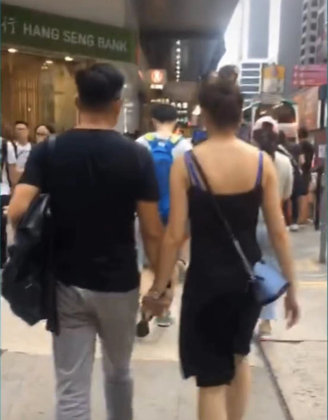 骆达华|?骆达华牵22岁女儿逛街，被指举止不妥惹争议，骆欣言外形出众像妈