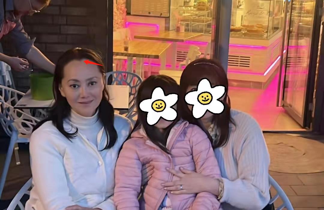 大宋佳|大宋佳德国街头喝咖啡，60岁皮肤如剥壳鸡蛋，情史丰富被讽“吸血鬼”